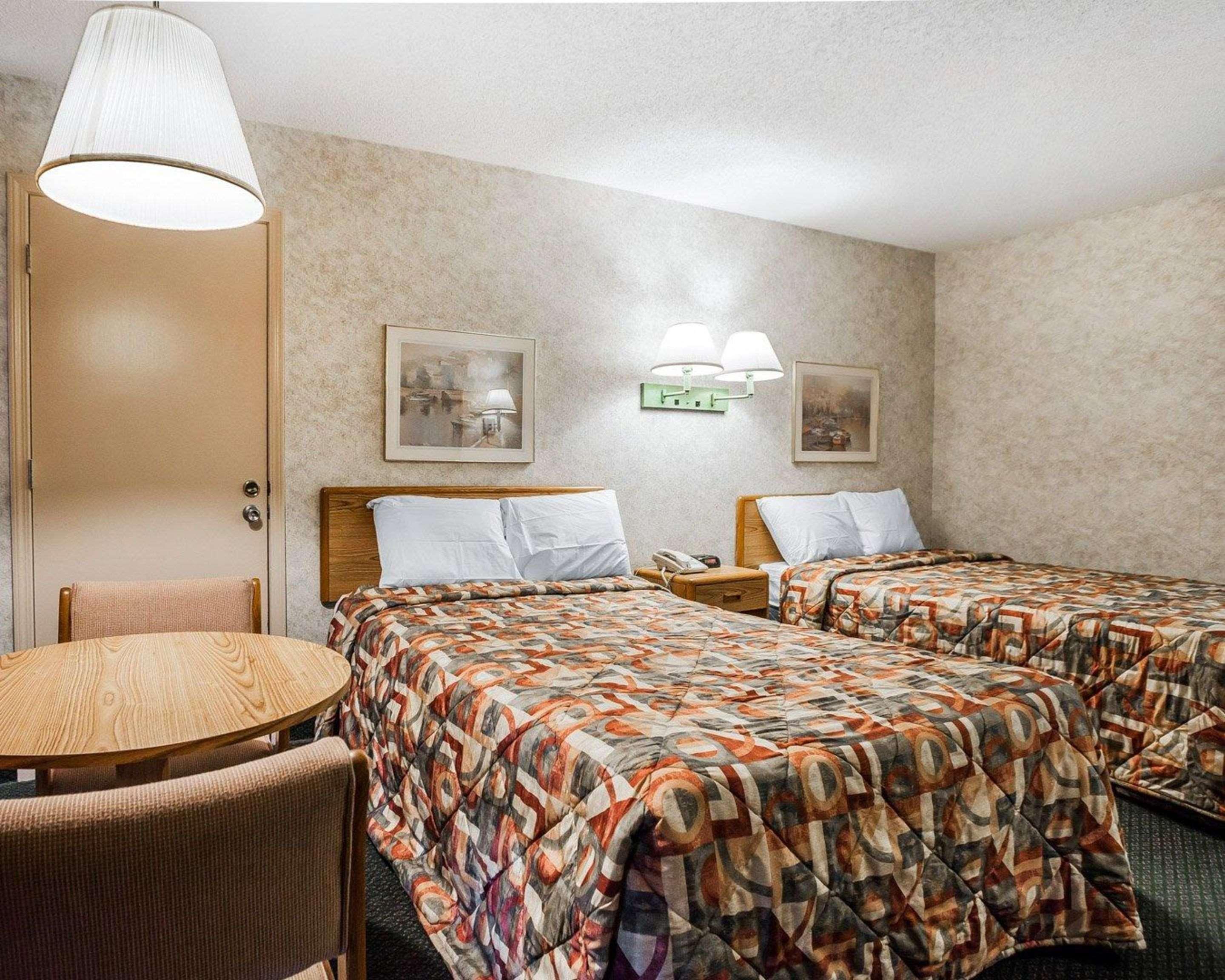 Econo Lodge Jefferson City Bagian luar foto