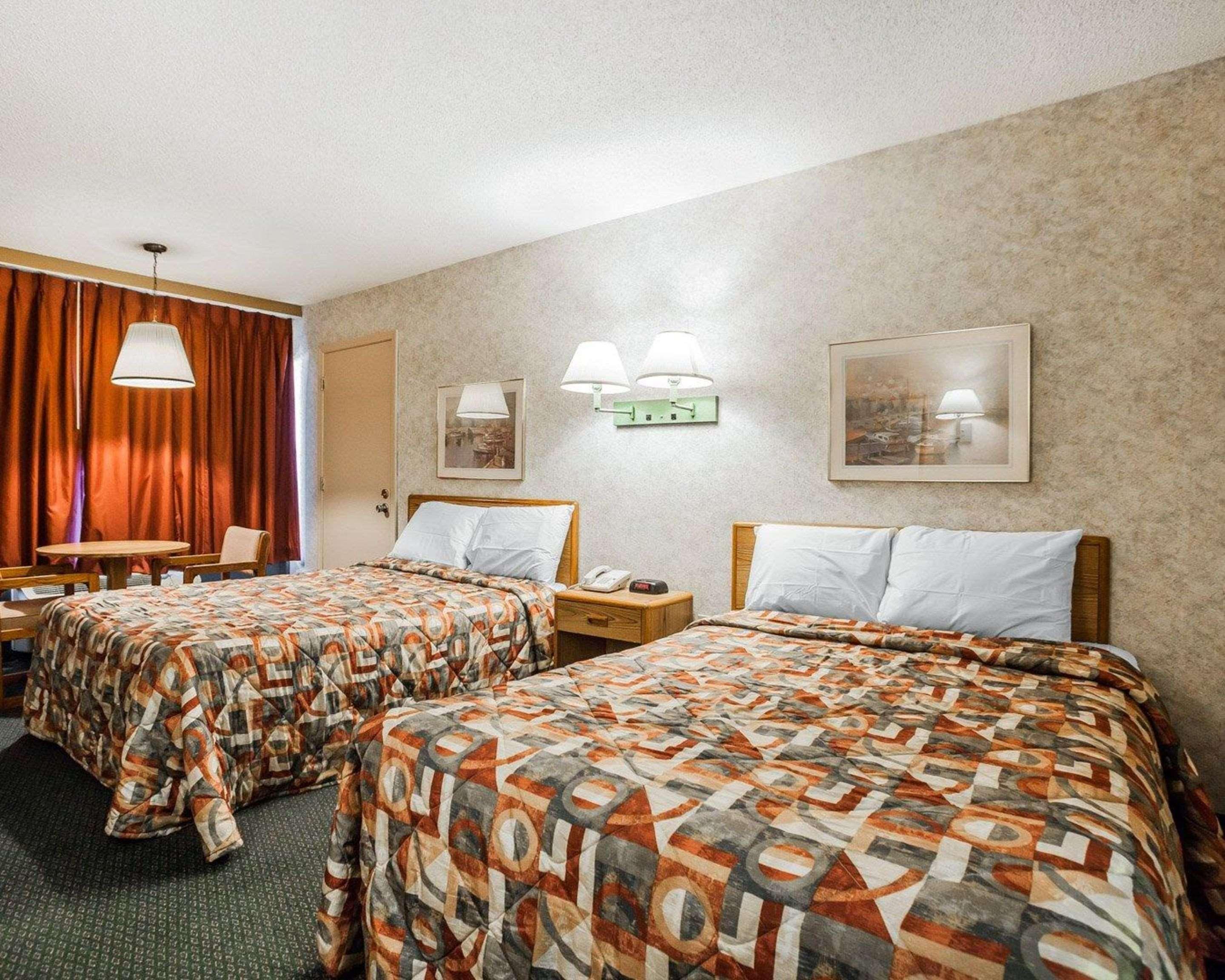 Econo Lodge Jefferson City Bagian luar foto