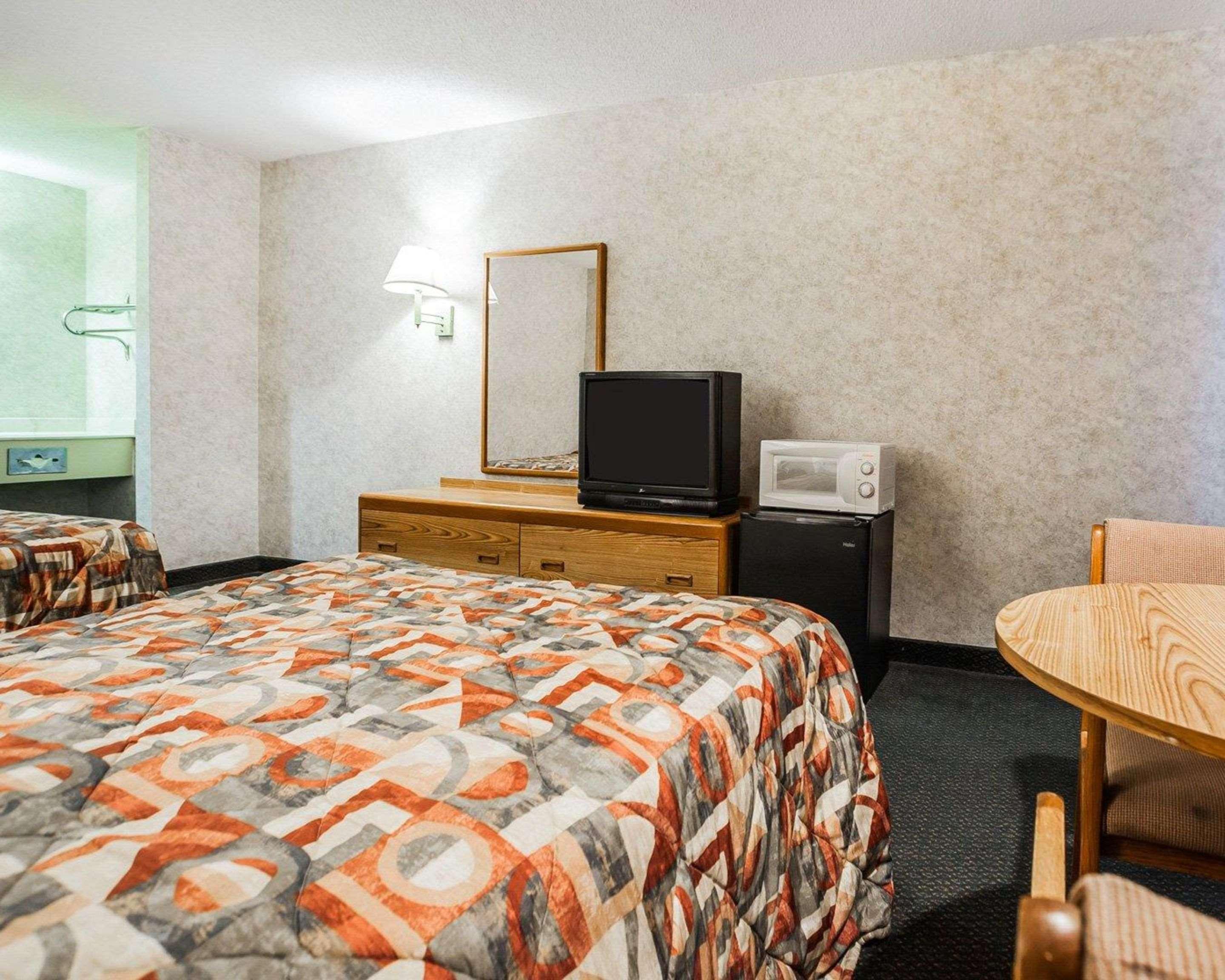 Econo Lodge Jefferson City Bagian luar foto