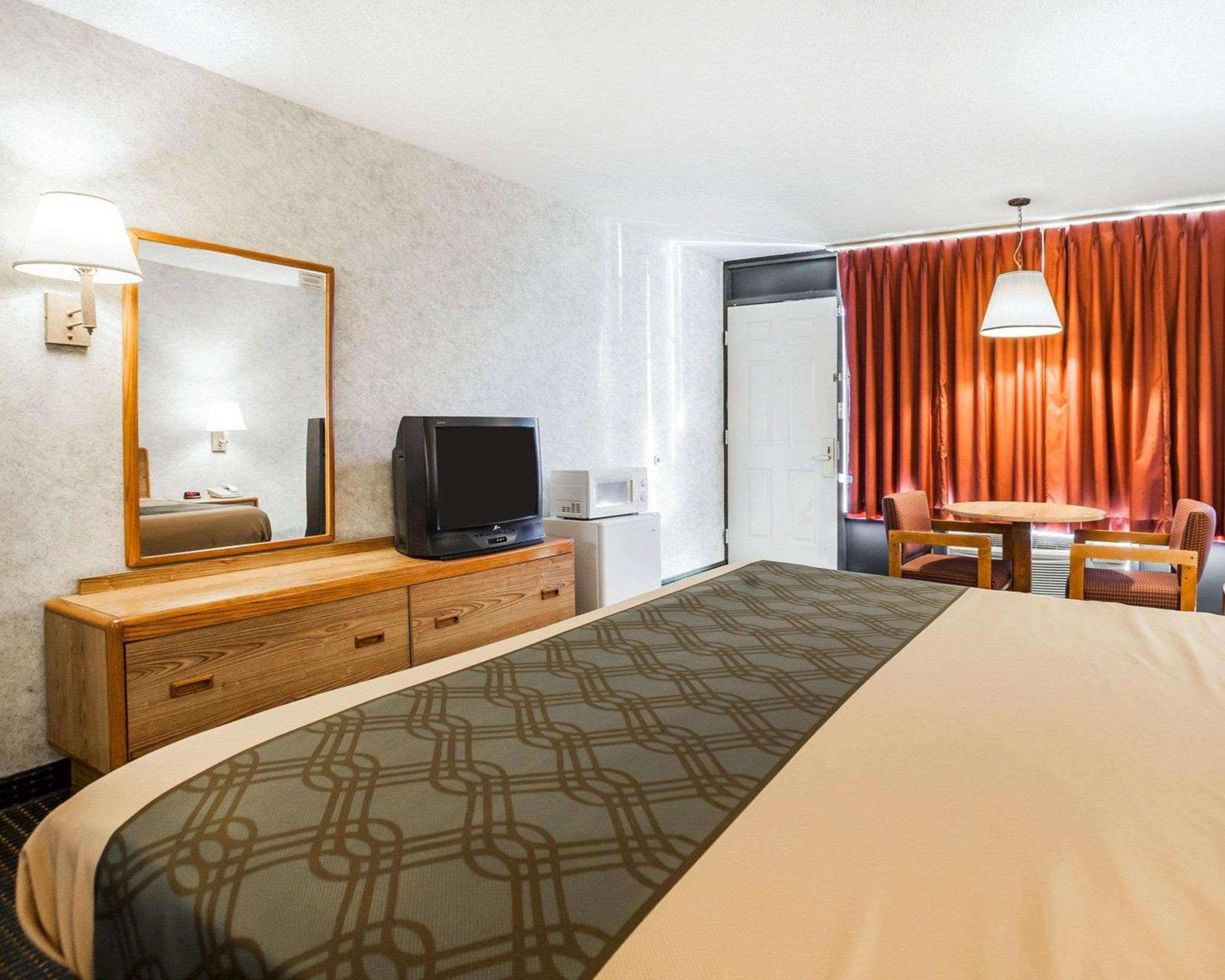 Econo Lodge Jefferson City Bagian luar foto