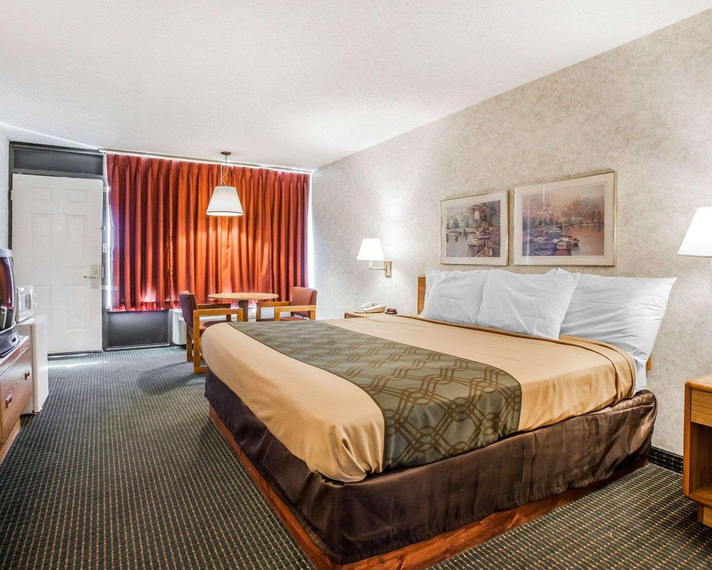 Econo Lodge Jefferson City Bagian luar foto