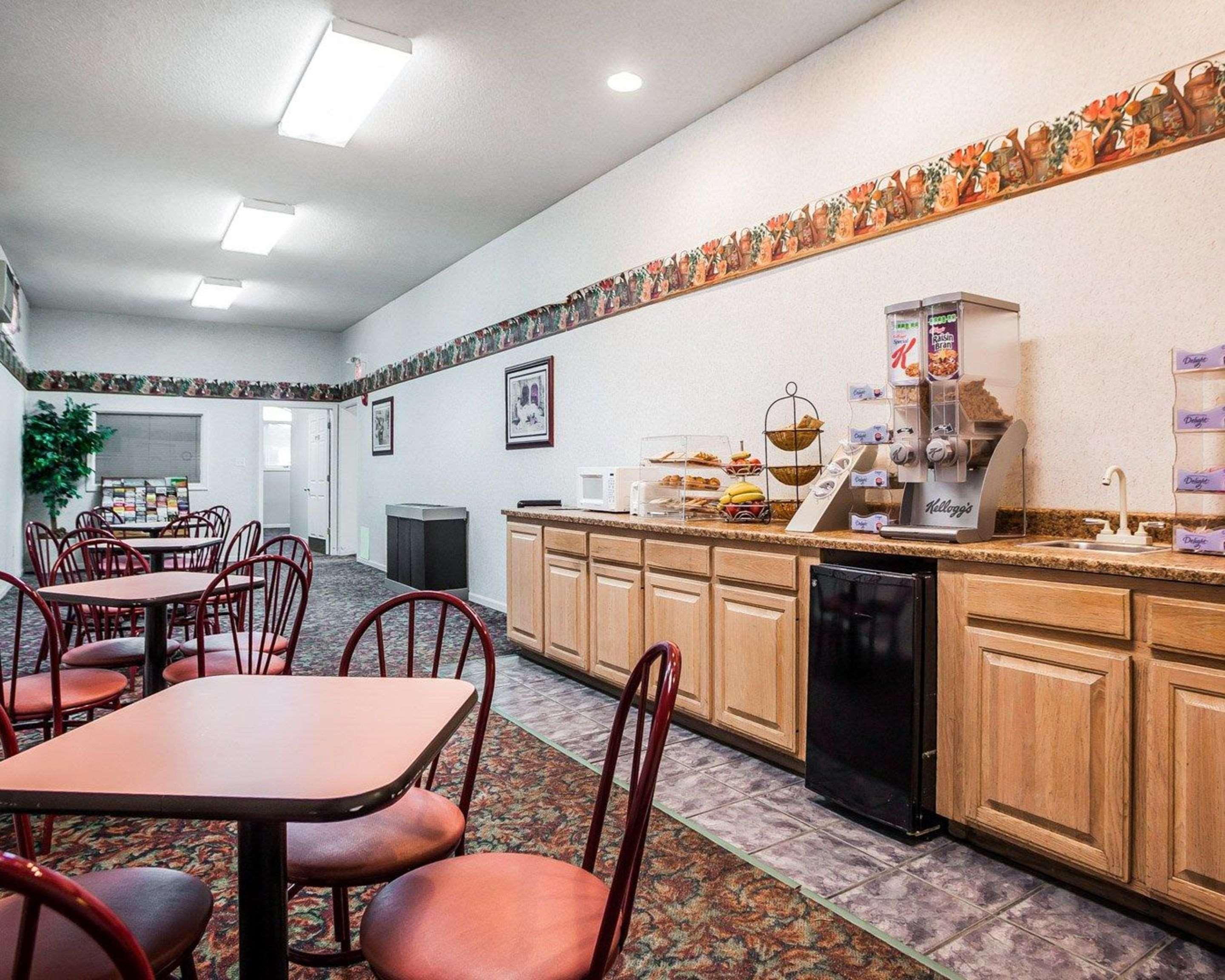 Econo Lodge Jefferson City Bagian luar foto